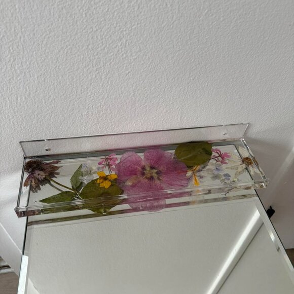 Acrylic floating shelf with real hand picked and pressed flower design - Picture 3 of 5